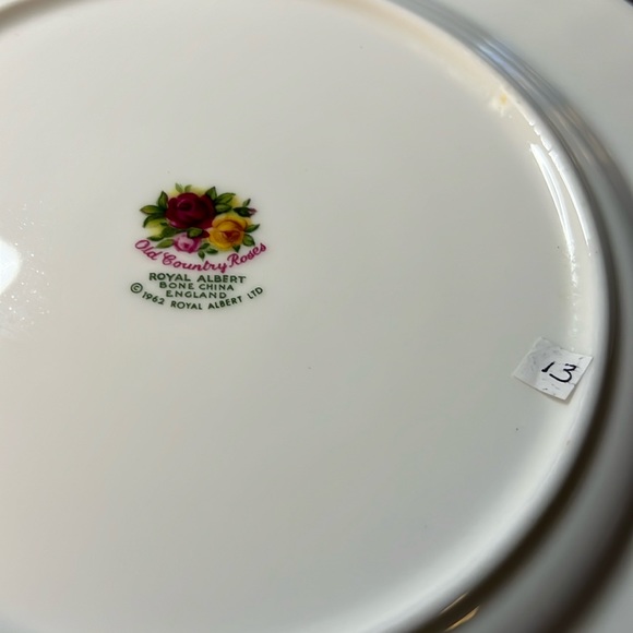 SALAD / DESERT PLATE OLD COUNTRY ROSES ROYAL ALBERT BONE CHINA ENGLAND 1962 VTG - Picture 9 of 12